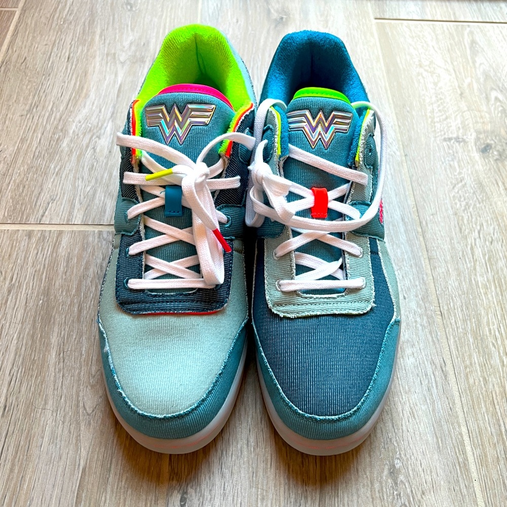 Reebok Workout Plus DC Wonder Woman Size 12M - Picture 3 of 8